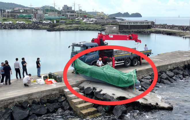 [포착] 밀입국? 간첩?…제주서 ‘중국 빵 봉지’ 실린 미확인 고무보트 발견