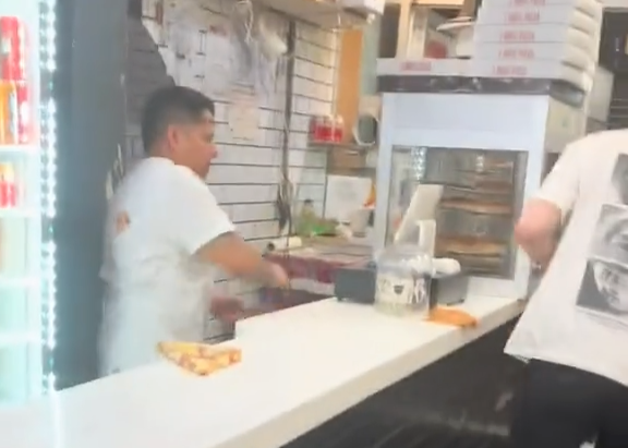 (영상) 뉴욕 피자 가게에서 진상 손님 퇴치하는 방법