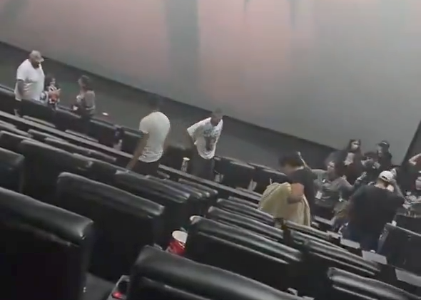 (영상) ‘귀멸의 칼날’ 영화 보다가 소변 테러 당한 관객들