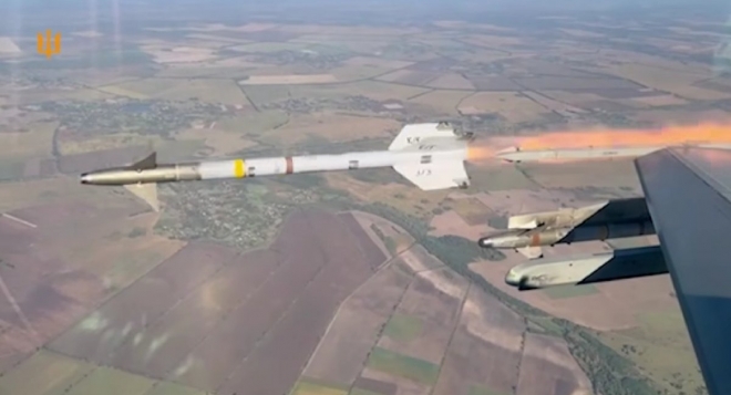 값싼 드론에 억대 미사일? 우크라 F-16 요격 순간 (영상)