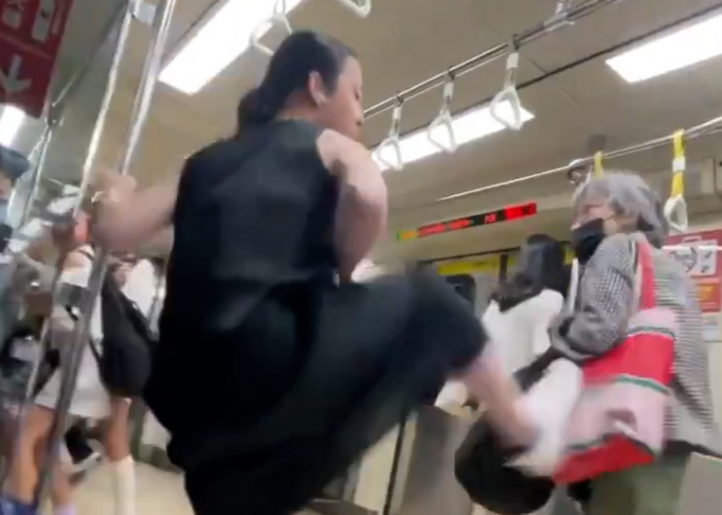 (영상) “자업자득” vs “과잉대응”…대만 지하철서 ‘노인 발길질’ 폭행 논란