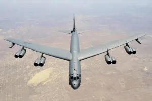 美 전략폭격기 B-52, 베네수엘라 문 앞 ‘똑똑’…트럼프식