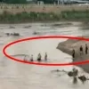 thumbnail - (영상) “한국인도 포함, 강 건너다 사망도”…스캠 범죄자 추정 1000여명 대탈출