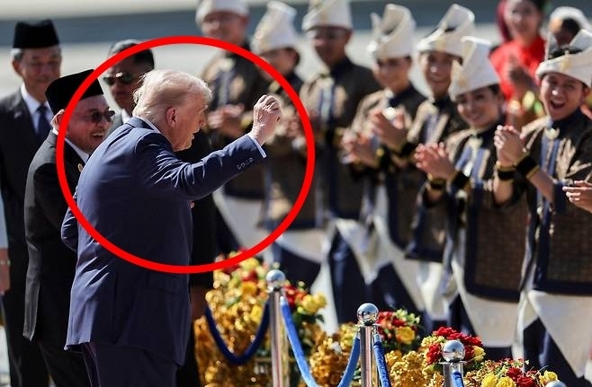 (영상) ‘흥 폭발’ 트럼프, 레드카펫서 ‘둠칫 댄스’…아시아 순방 본격 시작 [포착]