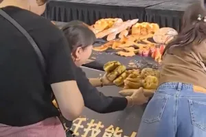 (영상) ‘무료 시식 빵인 줄’…심사 도중 작품 쓸어간 중국 관람객들