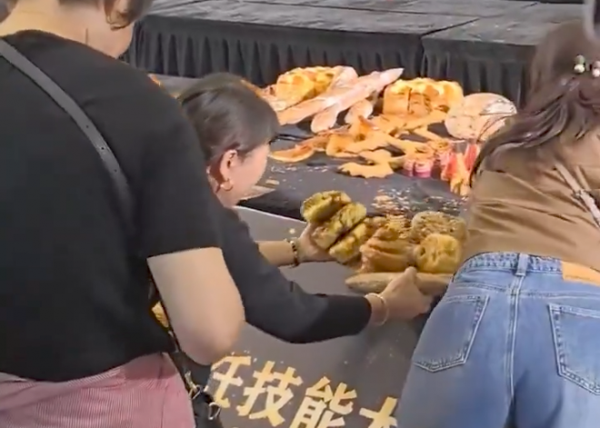 (영상) ‘무료 시식 빵인 줄’…심사 도중 작품 쓸어간 중국 관람객들