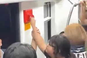 (영상) “남자는 내려” 여성 전용 지하철서 항의한 승객,