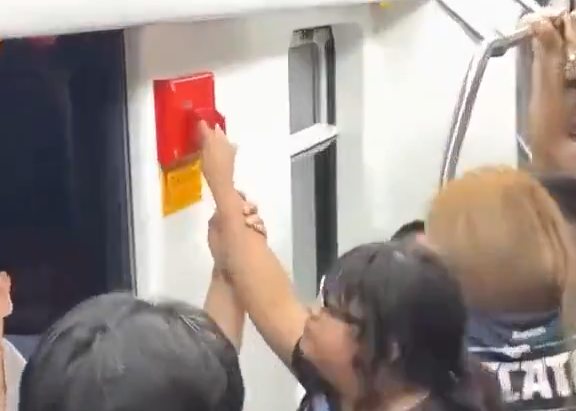 (영상) “남자는 내려” 여성 전용 지하철서 항의한 승객, 결국