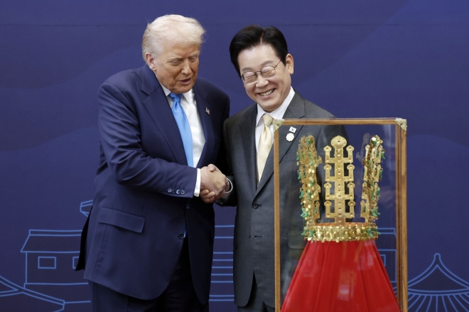 美 언론 “신라 금관, 반짝이는 것 좋아하는 트럼프에게 완벽한 선물” [핫이슈]