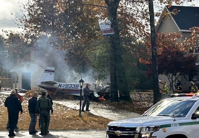 주택가 한복판 추락한 美 경비행기…주민들이 생존자 구했다