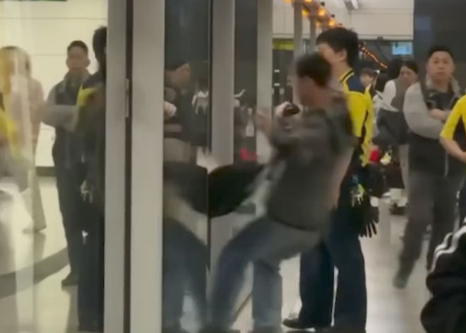 (영상) ‘너 때문에 출발 못하잖아’…지하철 출발 방해한 남성의 최후