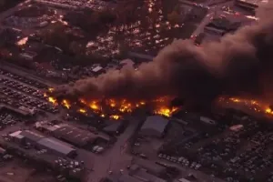 하늘서 촬영한 UPS 화물기 추락 현장…거대한 검은 연기 활