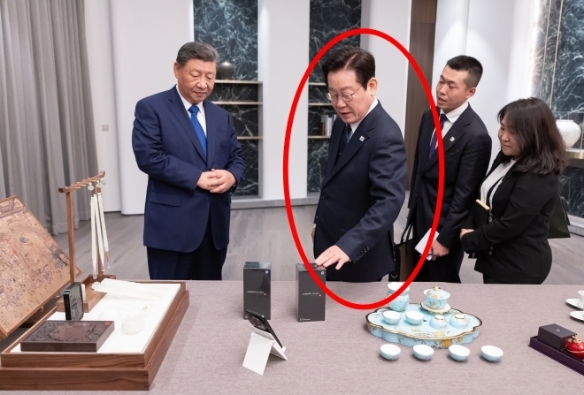 이재명 대통령-中 시진핑의 ‘빵 터진 농담’에 외신도 놀랐다