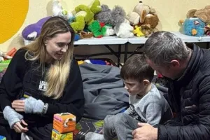 졸지에 입대?…앤젤리나 졸리 우크라 방문 과정서 운전기사 구