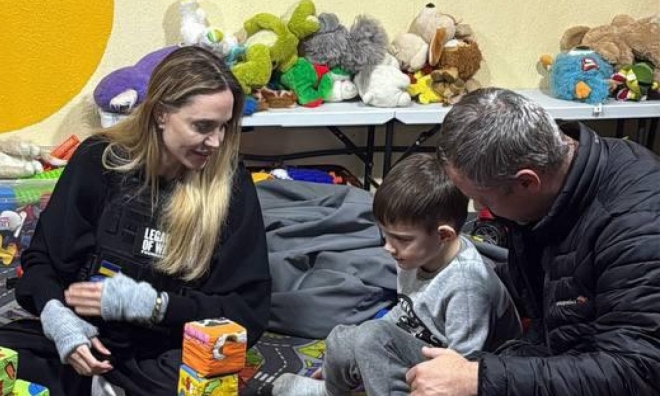 졸지에 입대?…앤젤리나 졸리 우크라 방문 과정서 운전기사 구금