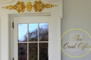 백악관 집무실 외벽에 웬 종이 안내판?…황금색 글씨로 ‘오벌