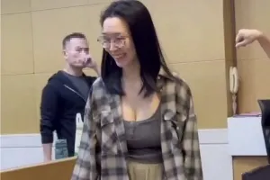 “700만원에 풀려났다”…웃으며 나온 프린스그룹 女비서, 대