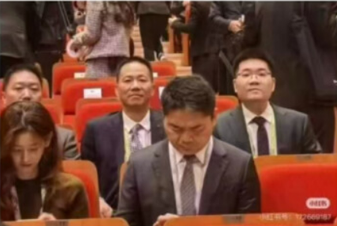 젠슨 황 ‘치킨 대란’ 이어 징동 류창동도 ‘족발 대란’… APEC ‘굴욕샷’이 뭐길래?