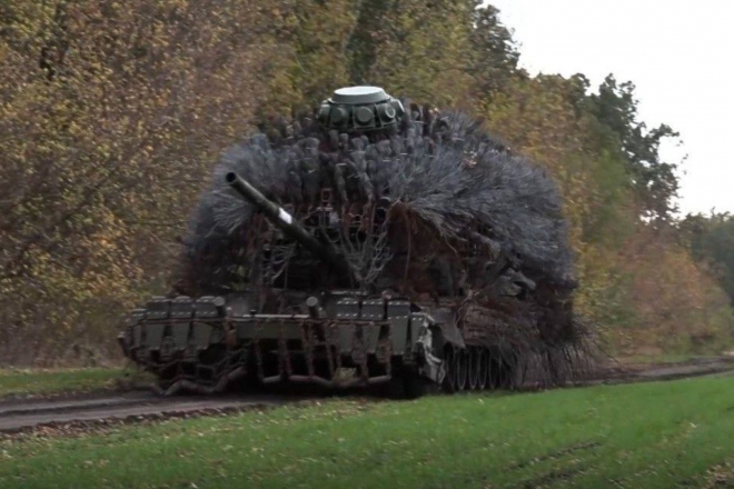 [포착] “드론 무서워!”…온몸에 케이블 두른 러 ‘고슴도치 전차’ 등장