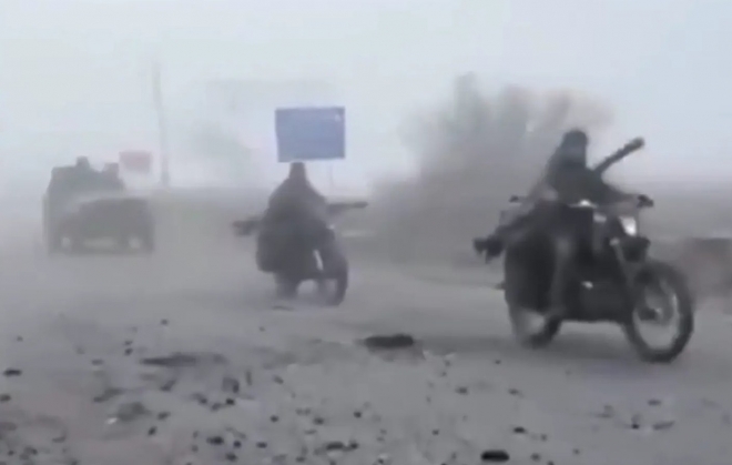 ‘매드맥스’처럼…파손된 차·오토바이 타고 진격하는 러시아군 (영상)