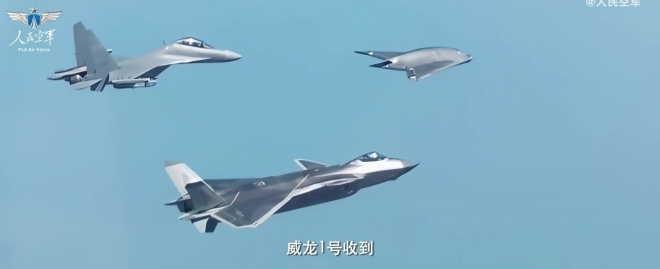 [포착] 中 ‘신비로운 용’ 떴다…J-20 이끄는 스텔스 드론 GJ-11 첫 편대 비행