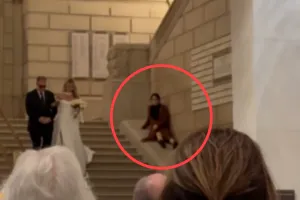 (영상) ‘웨딩헬퍼 vs 비밀요원’…논란의 결혼식 입장 순간