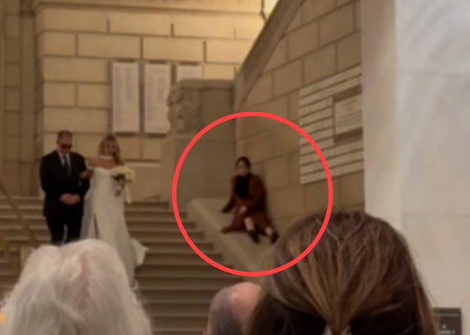 (영상) ‘웨딩헬퍼 vs 비밀요원’…논란의 결혼식 입장 순간