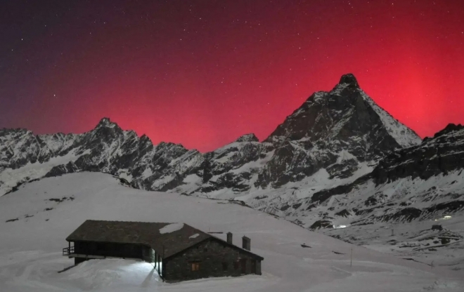 천상의 붉은 커튼…알프스 마터호른서 빛나는 환상의 오로라 [우주를 보다]