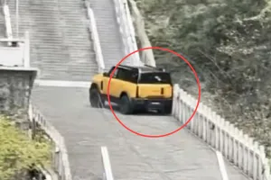 (영상) ‘무리수 둔 마케팅’…장가계 계단서 미끄러진 중국 