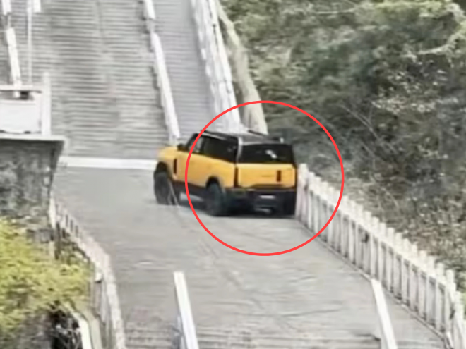 (영상) ‘무리수 둔 마케팅’…장가계 계단서 미끄러진 중국 SUV 망신