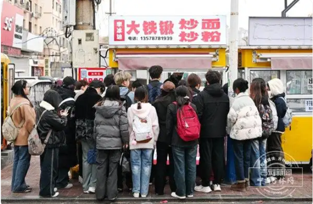 “이 볶음밥엔 MSG 대신 눈물 들어가”…‘집밥 먹고 싶다’는 딸 한마디에 900㎞ 달려와 노점 차린 아빠