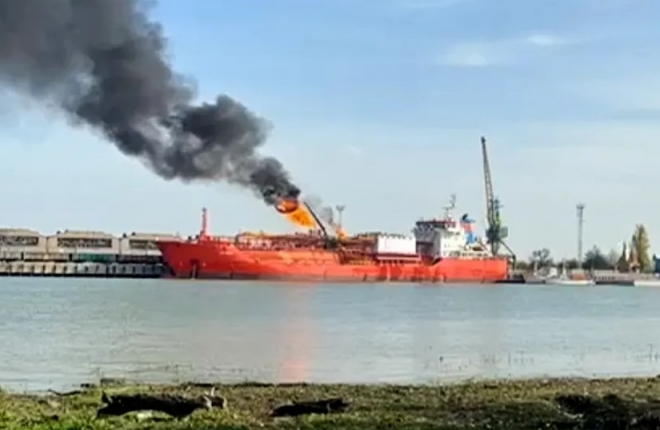 [포착] 에너지 부족한데…우크라 항구 정박한 LPG 운반선 러 드론 공격에 ‘활활’