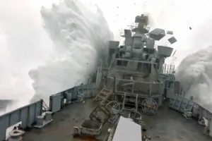 잠수함 어뢰 한 방에 ‘쾅’…나토, 피격돼 침몰하는 군함 영