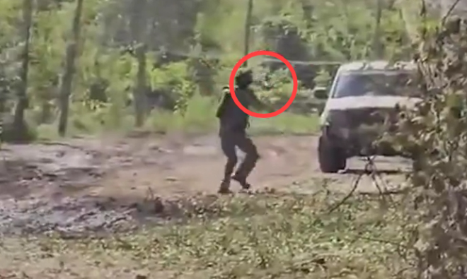 뒷걸음질 치며 쐈는데 명중…‘단 한 발’로 러 드론 폭파한 우크라 군인 (영상)