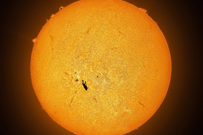 태양서 떨어지는 사람?…세계 뒤흔든 ‘이카루스의 추락’