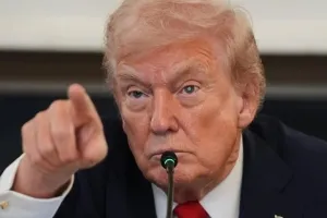 기자에게 “돼지야!” 막말한 트럼프…백악관 반응이 더 충격 