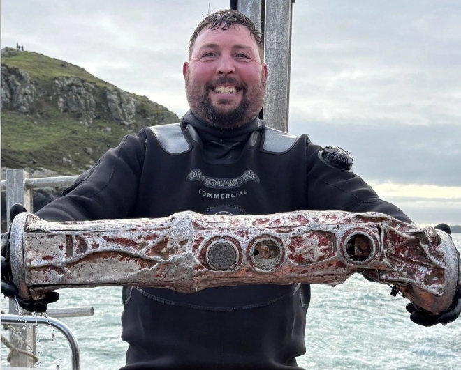 英 스쿠버다이버, 잠수함 탐지하는 러 사용 추정 ‘소노부이’ 우연히 발견