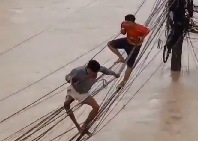 (영상) 전선 매달려 필사 탈출…초대형 홍수 덮친 태국