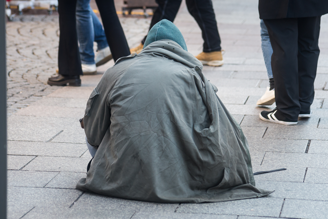 중국 노숙자, 여성들 돈으로 호화 생활 누리다 체포…무슨 일?