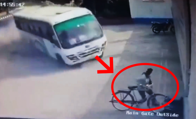 [포착] 통제 잃고 폭주하는 버스…자전거 운전자 ‘1초 차이로 생존’ (영상)