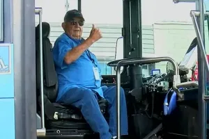 ‘세계 최고령 버스 기사’ 등극한 95세 할아버지…“퇴직 생