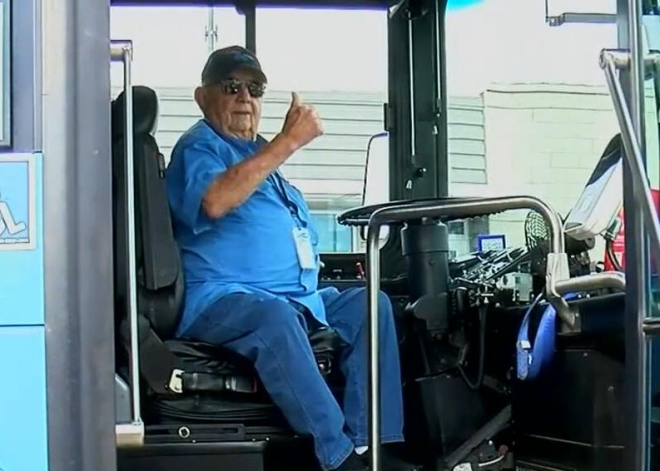 ‘세계 최고령 버스 기사’ 등극한 95세 할아버지…“퇴직 생각 없어”