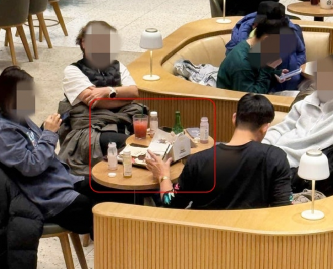 中관광객들, ‘대변 테러’ 이어 ‘카페 테러’…“스타벅스서 치킨·소주” 제보 충격