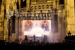 (영상) 아멘에 비트 드랍, 교황님 축복까지…‘홀리’ 레이브