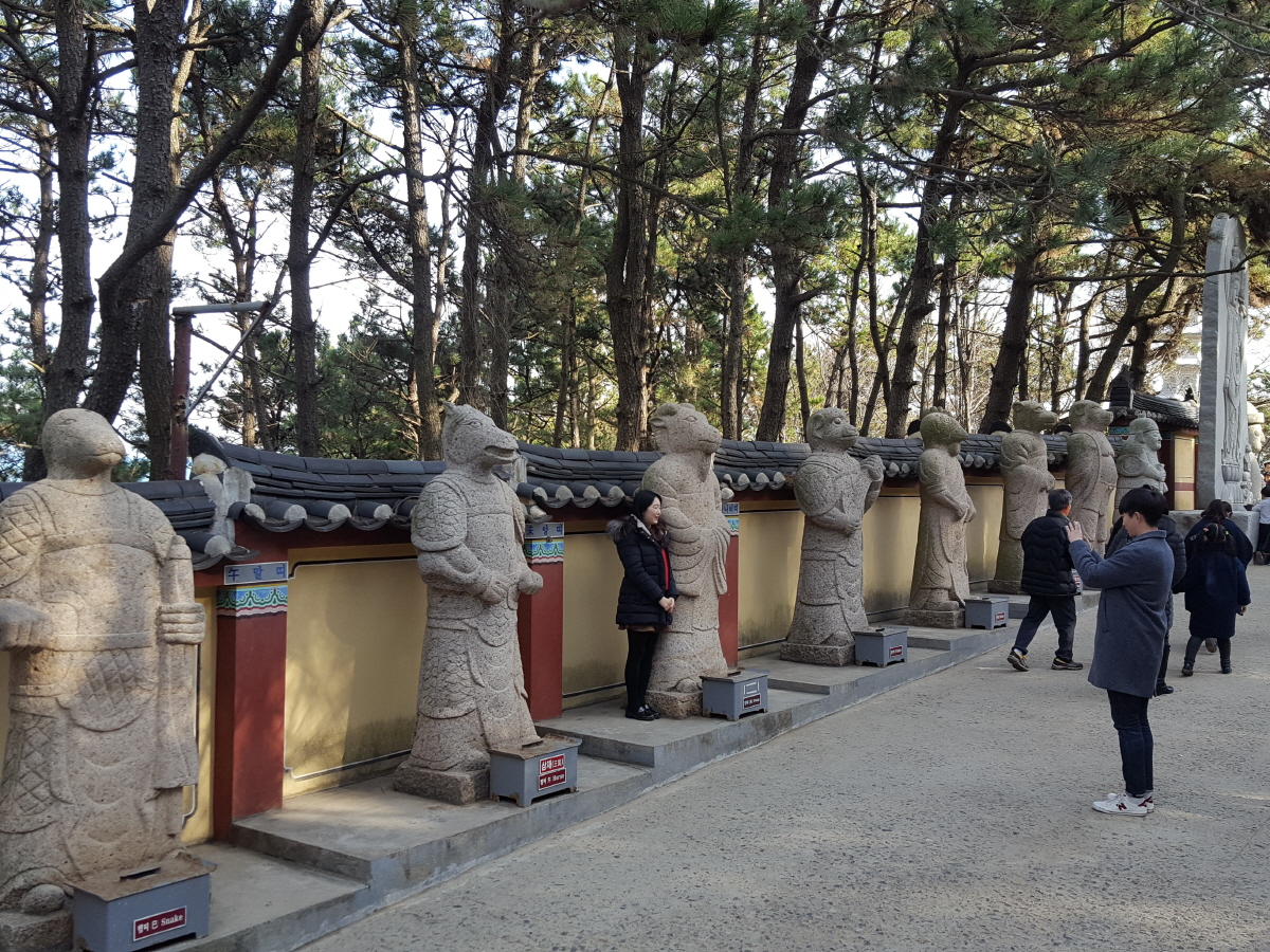 용궁사 입구에 있는 12지상. 자신의 띠를 상징하는 동물 앞에서 사진을 찍고 있는 젊은 연인의 모습이 다정하다.