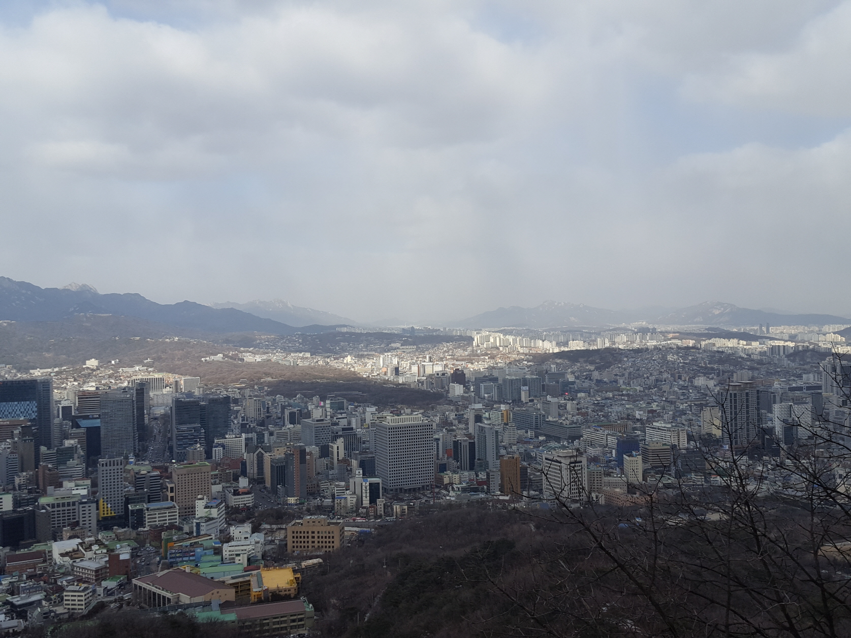 전망대에서 바라본 서울의 모습. 날씨가 좋은 날은 서울 전역이 한눈에 들어온다.