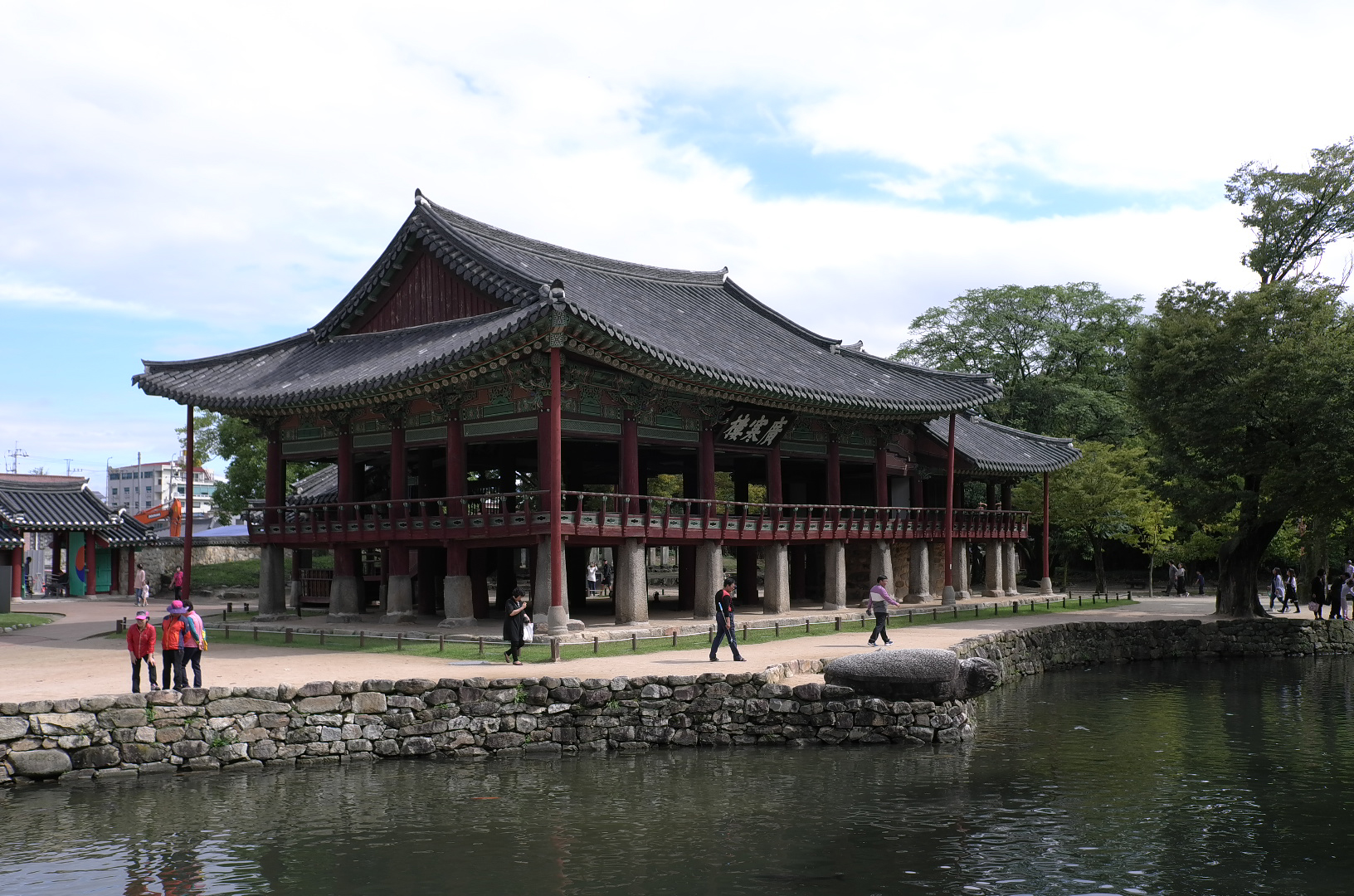 광한루의 전체 모습. 호수 앞에 석오(石鰲)라 불리우는 자라모양의 화강암이 있는 이유는 재해를 막아준다는 믿음때문이다. 자라의 머리가 동남쪽으로 향하고 있다.