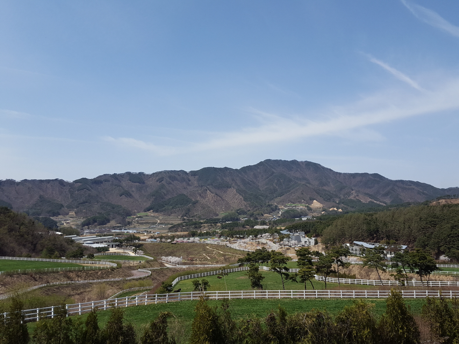 장수는 예로부터 전라도와 경상도와 만나는 백두대간 중에서도 산세와 풍광이 좋은 곳이다.