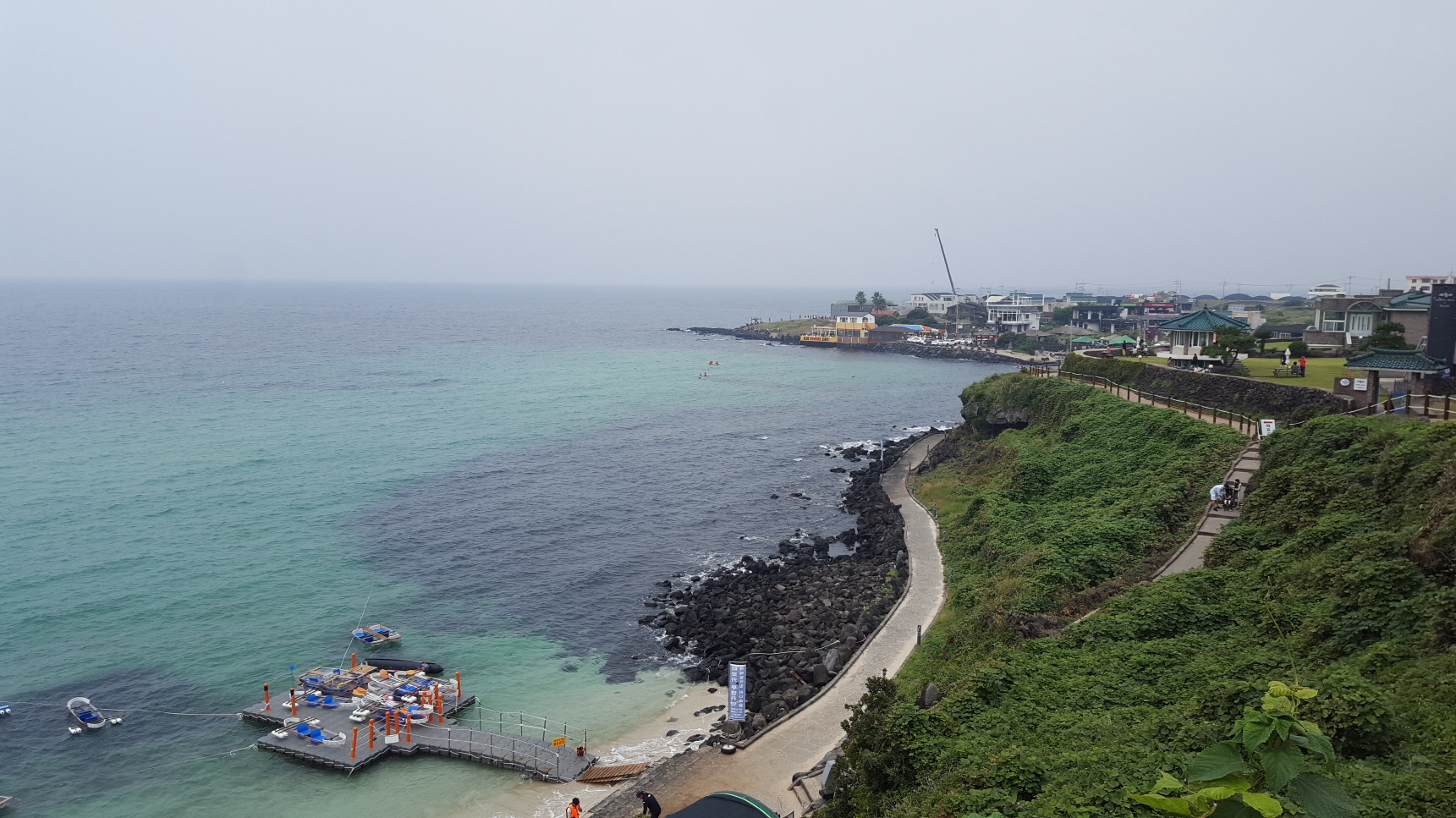 애월을 조금만 벗어나도 에머랄드 빛 가득한 제주도의 진짜 바다를 만날 수 있다.