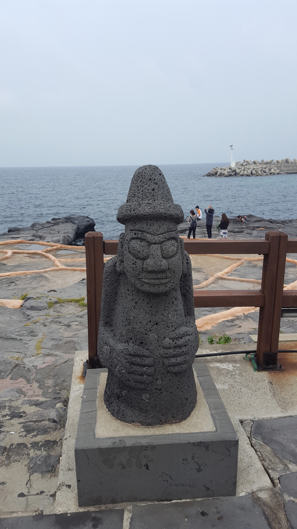 제주도 관광지마다 만나게 되는 구멍 송송 뚫린 현무암으로 만든 돌하르방은 제주의 상징이다.